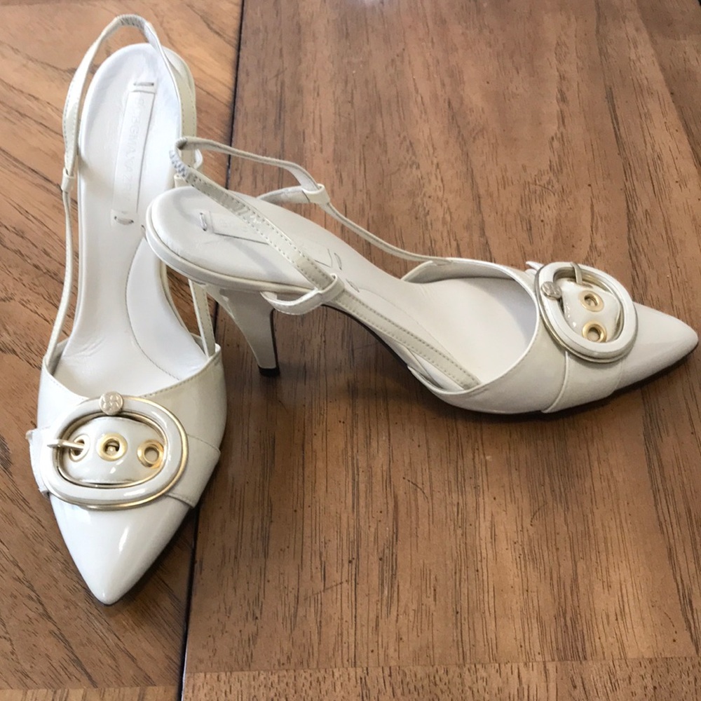 BCBG MAXAZRIA CREAM BUCKLED SLINGBACK HEELS.
